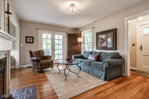 $910,000 | 385 South 6th Street, Zionsville, IN 46077