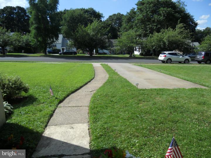 837 East Cathedral Road Philadelphia, PA 19128 - Photo 20 of 20 Driveway