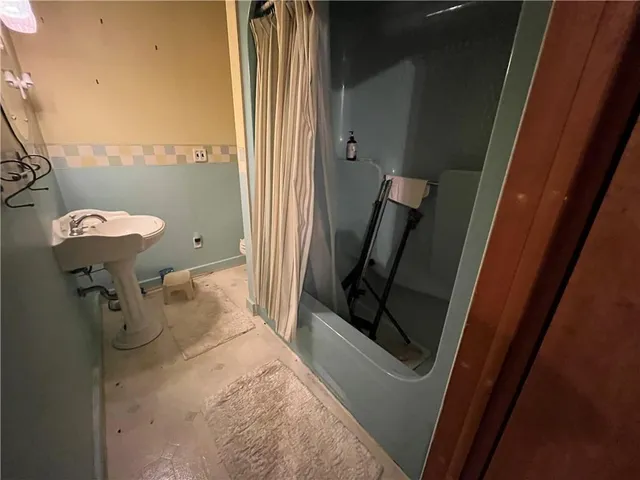 a view of a livingroom with furniture and a ceiling fan