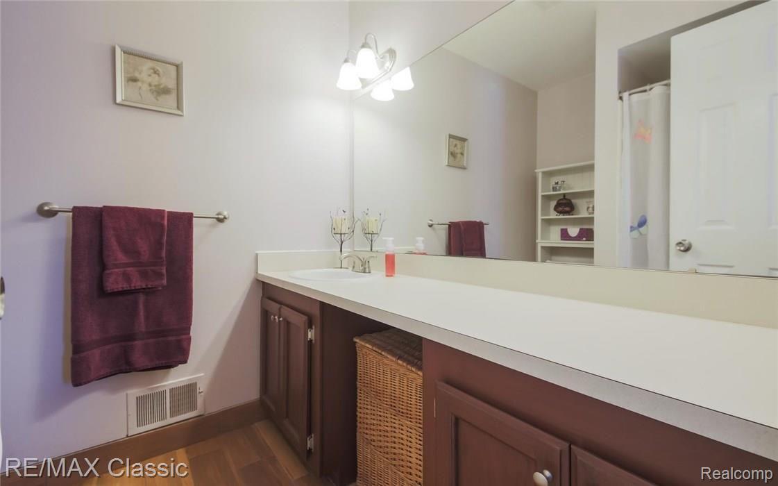 44536 Ridgefield Road Canton, MI 48188 - Photo 15 of 22 17-photo-web-1680x1050-92034.jpg