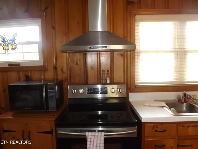 $550,000 | 829 Bristol Road, Harrogate, TN 37752