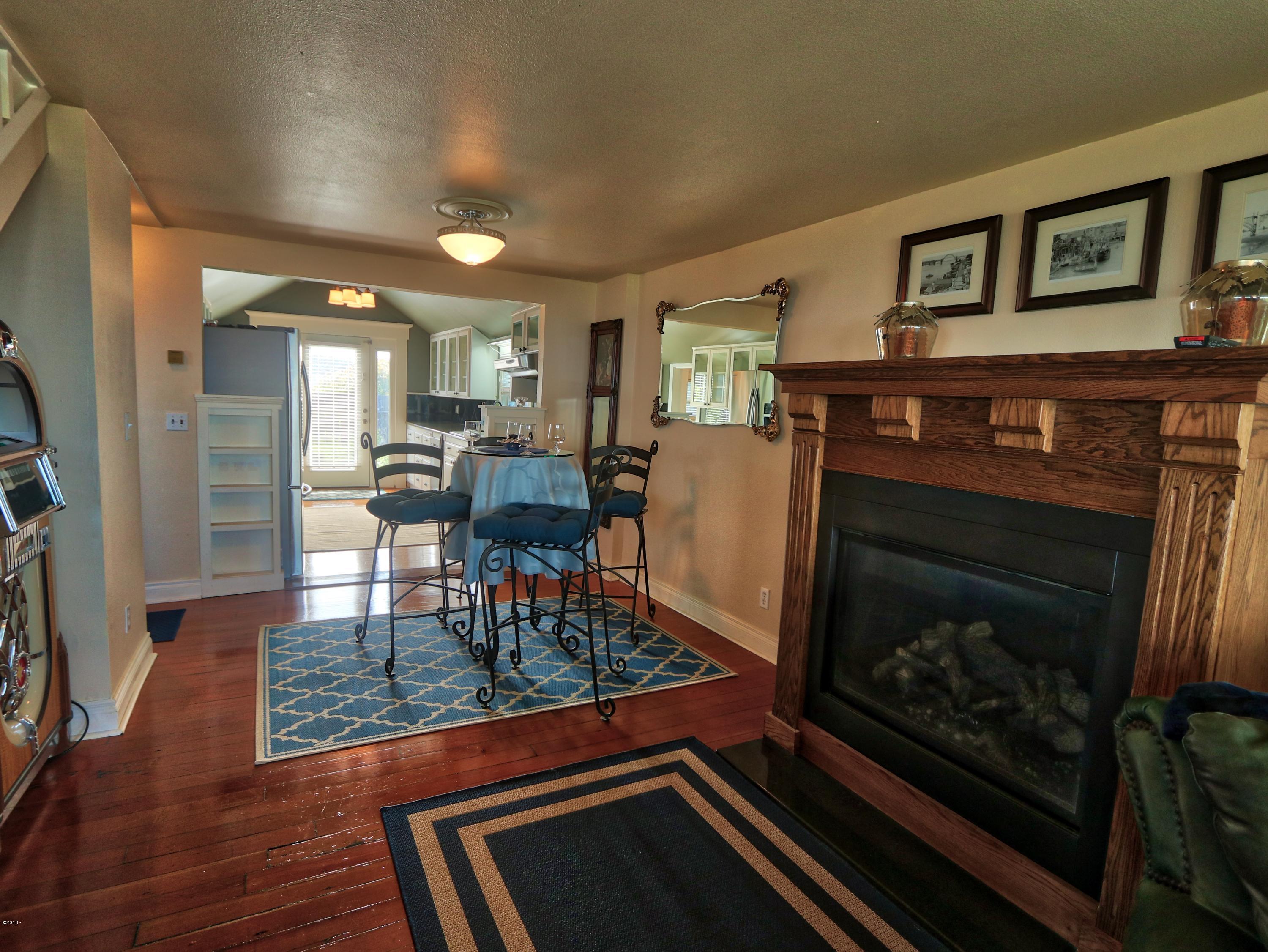 47 Southwest Hurbert Street Newport, OR 97365 - Photo 9 of 34 Living room to Kitche