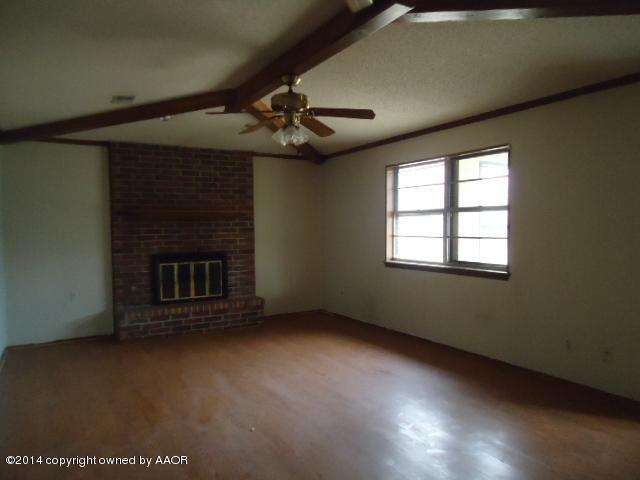5207 Leigh Avenue Amarillo, TX 79110 - Photo 2 of 13 Living Room