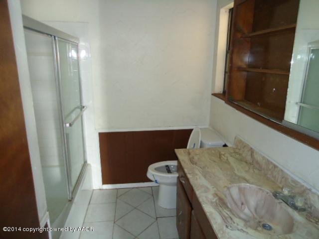 5207 Leigh Avenue Amarillo, TX 79110 - Photo 10 of 13 Main Bathroom