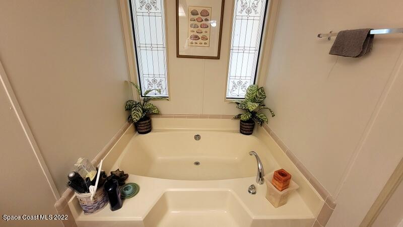 926 Yew Street Sebastian, FL 32976 - Photo 16 of 36 a bathroom with a tub