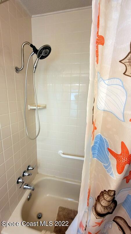 926 Yew Street Sebastian, FL 32976 - Photo 19 of 36 a bathroom with a bath tub