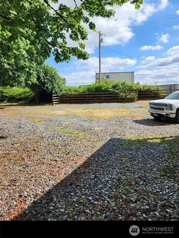 a view of yard with trees