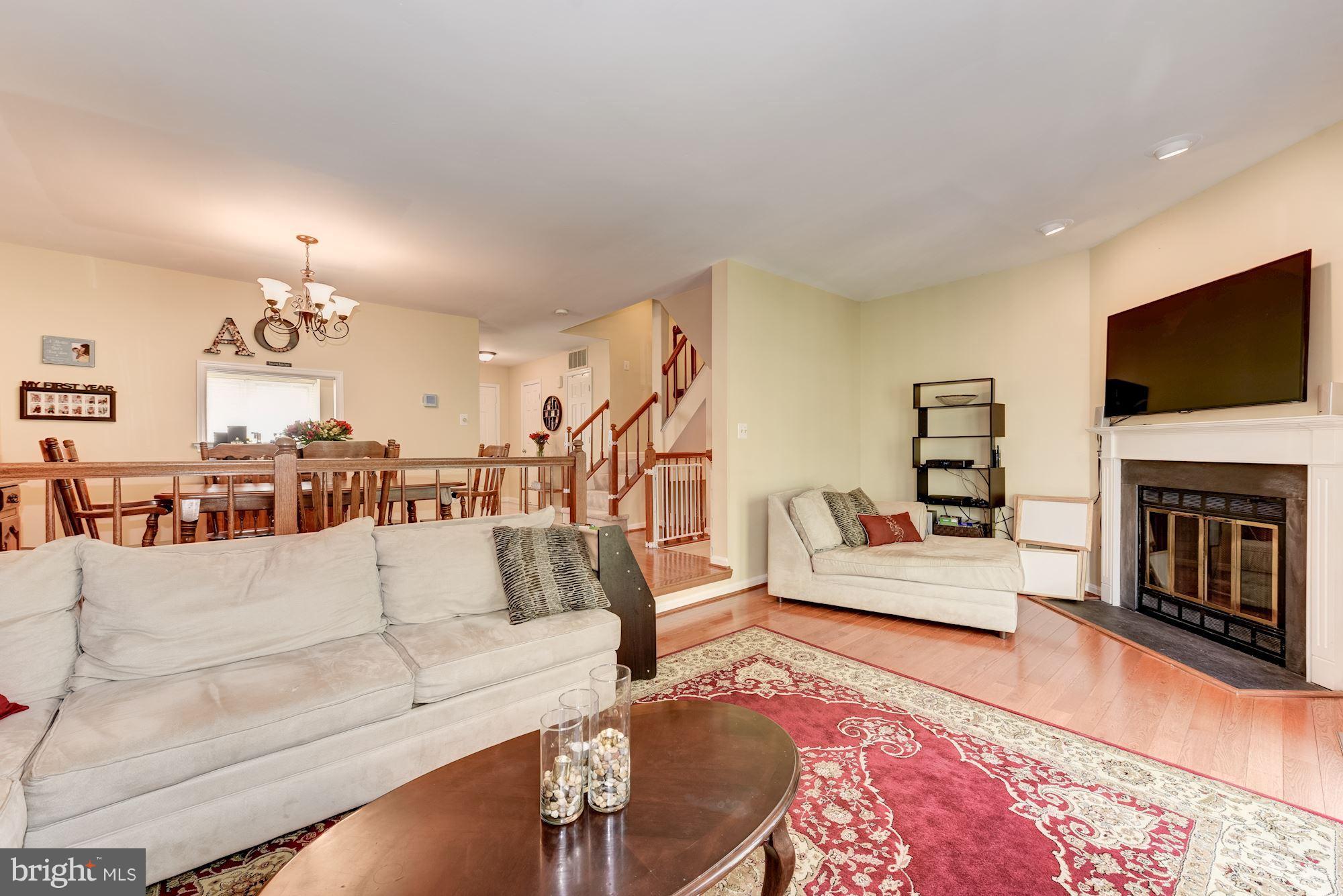 8170 Cliffview Avenue Springfield, VA 22153 - Photo 12 of 27 Living Room