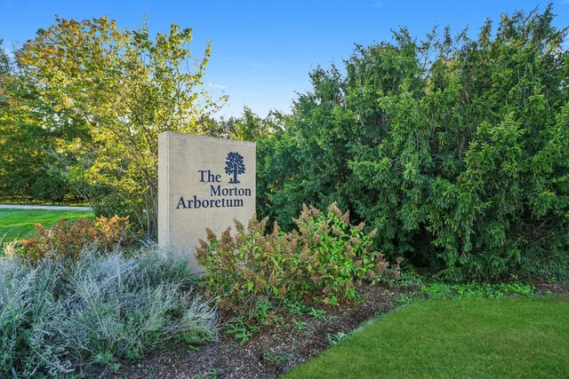 $899,999 | 23W121 Kings Court, Glen Ellyn, IL 60137