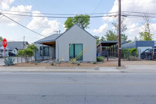 $2,495 | 1021 Nomas Street, Dallas, TX 75212