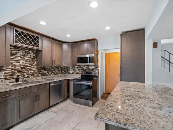 $1,900 | 18270 University Park Drive, Livonia, MI 48152