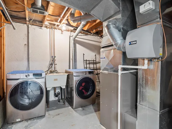 $1,900 | 18270 University Park Drive, Livonia, MI 48152