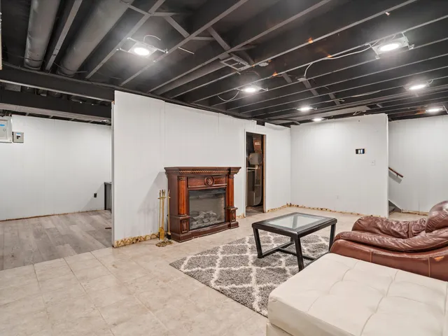 $1,900 | 18270 University Park Drive, Livonia, MI 48152