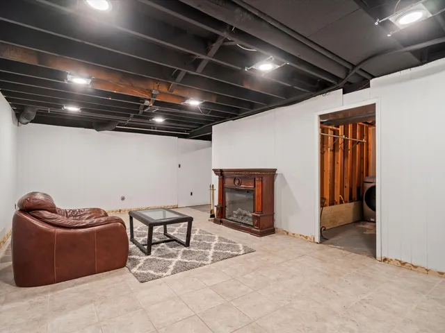 $1,900 | 18270 University Park Drive, Livonia, MI 48152