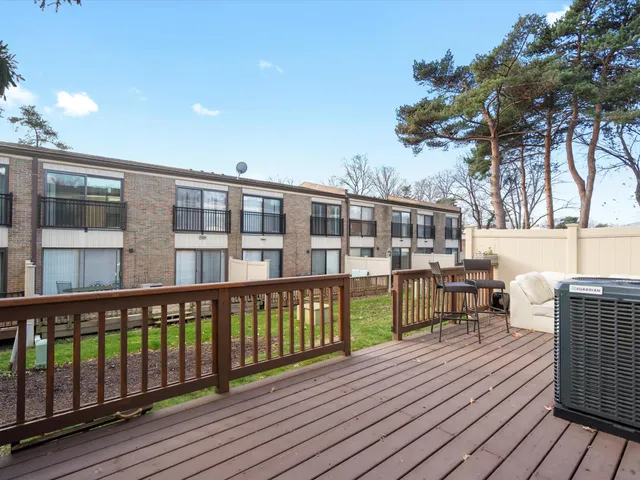 $1,900 | 18270 University Park Drive, Livonia, MI 48152