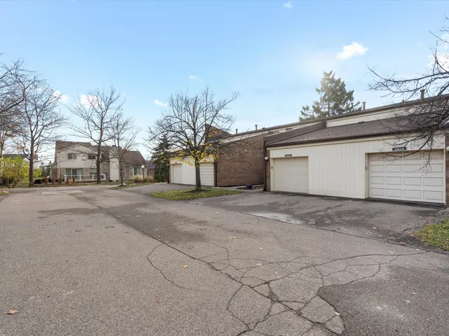 $1,900 | 18270 University Park Drive, Livonia, MI 48152