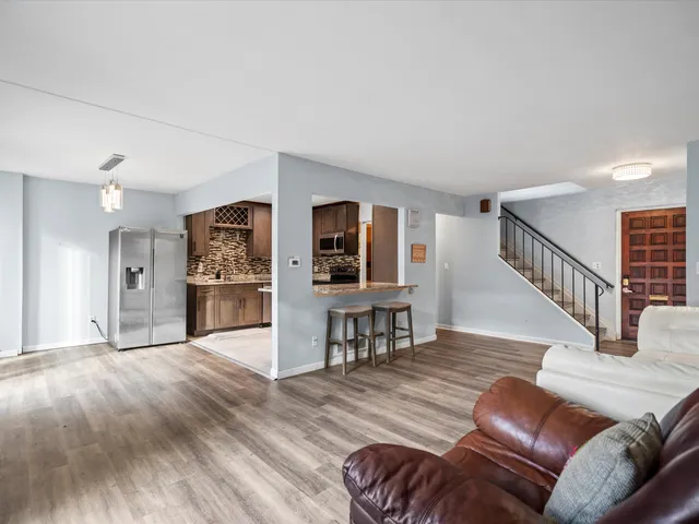 $1,900 | 18270 University Park Drive, Livonia, MI 48152