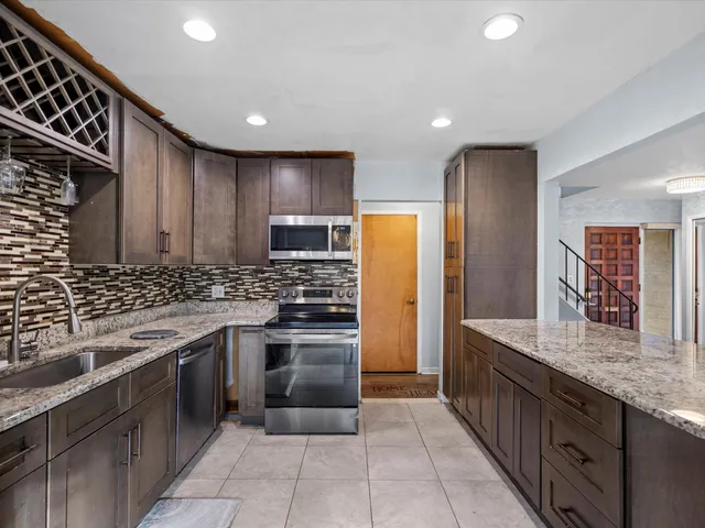 $1,900 | 18270 University Park Drive, Livonia, MI 48152