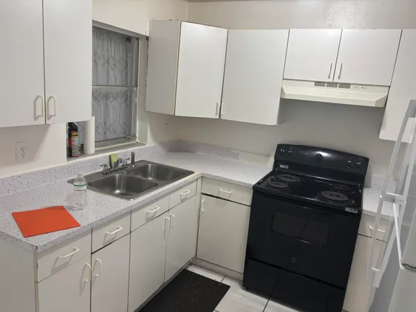 $2,000 | 4369 State Drive, West Palm Beach, FL 33406