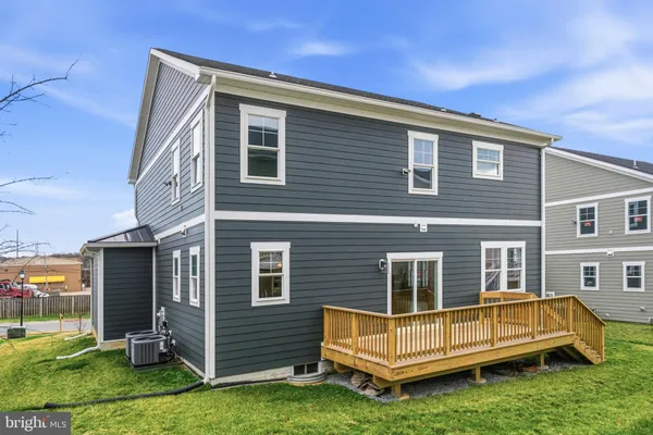 a view of a house with backyard