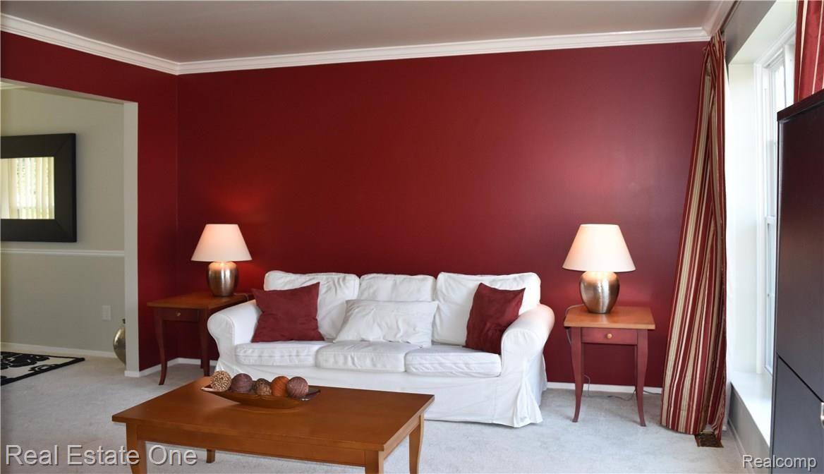 160 Parsons Lane Rochester, MI 48307 - Photo 2 of 32 LivingRoom.jpg
