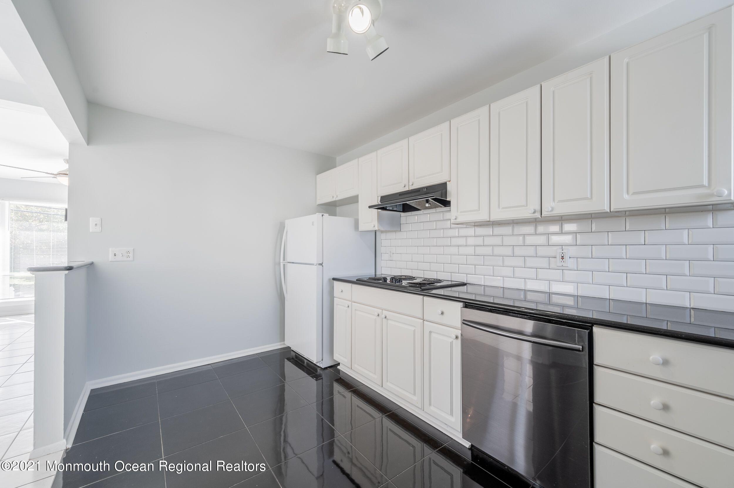 339 Middle Road Hazlet, NJ 07730 - Photo 11 of 42 XA_e5eQg