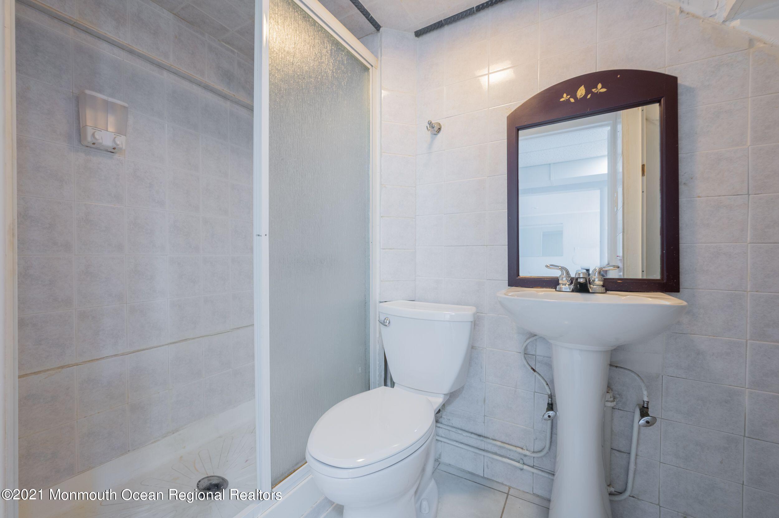339 Middle Road Hazlet, NJ 07730 - Photo 19 of 42 8Ykn76eg