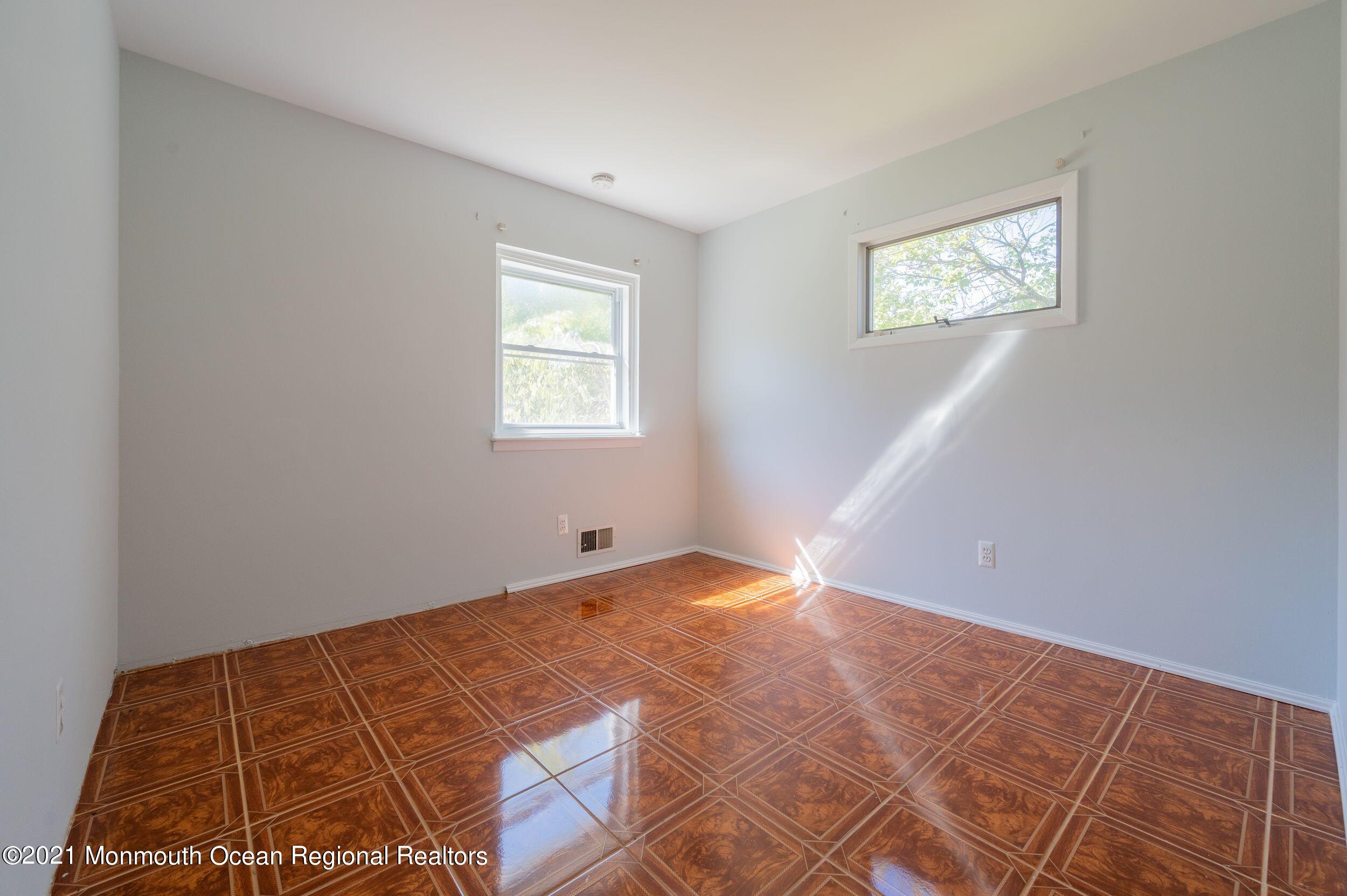 339 Middle Road Hazlet, NJ 07730 - Photo 21 of 42 Z-flm4jQ