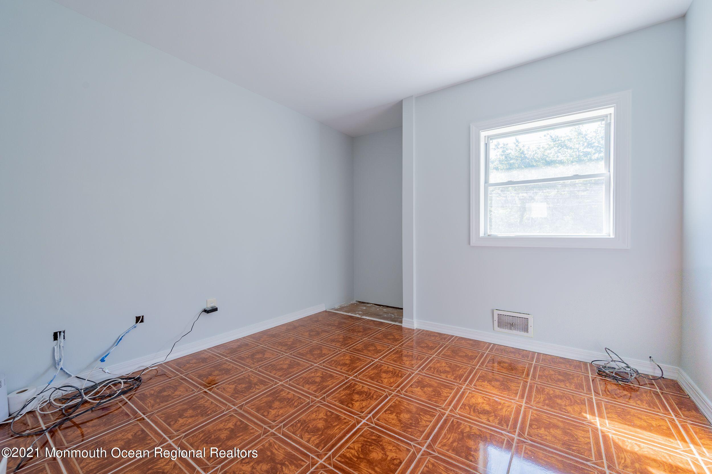339 Middle Road Hazlet, NJ 07730 - Photo 22 of 42 P3ckhEJw