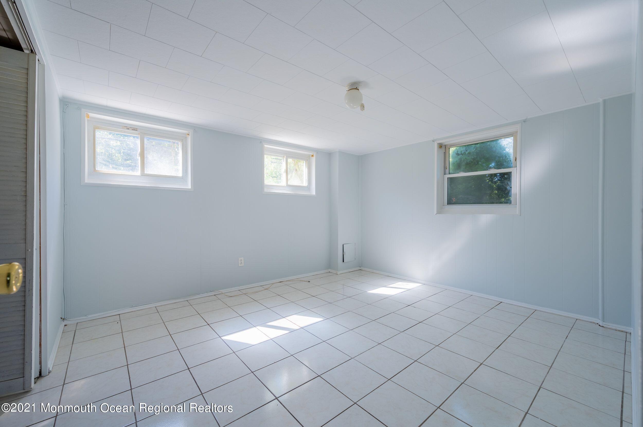 339 Middle Road Hazlet, NJ 07730 - Photo 23 of 42 YBnq0ZdA