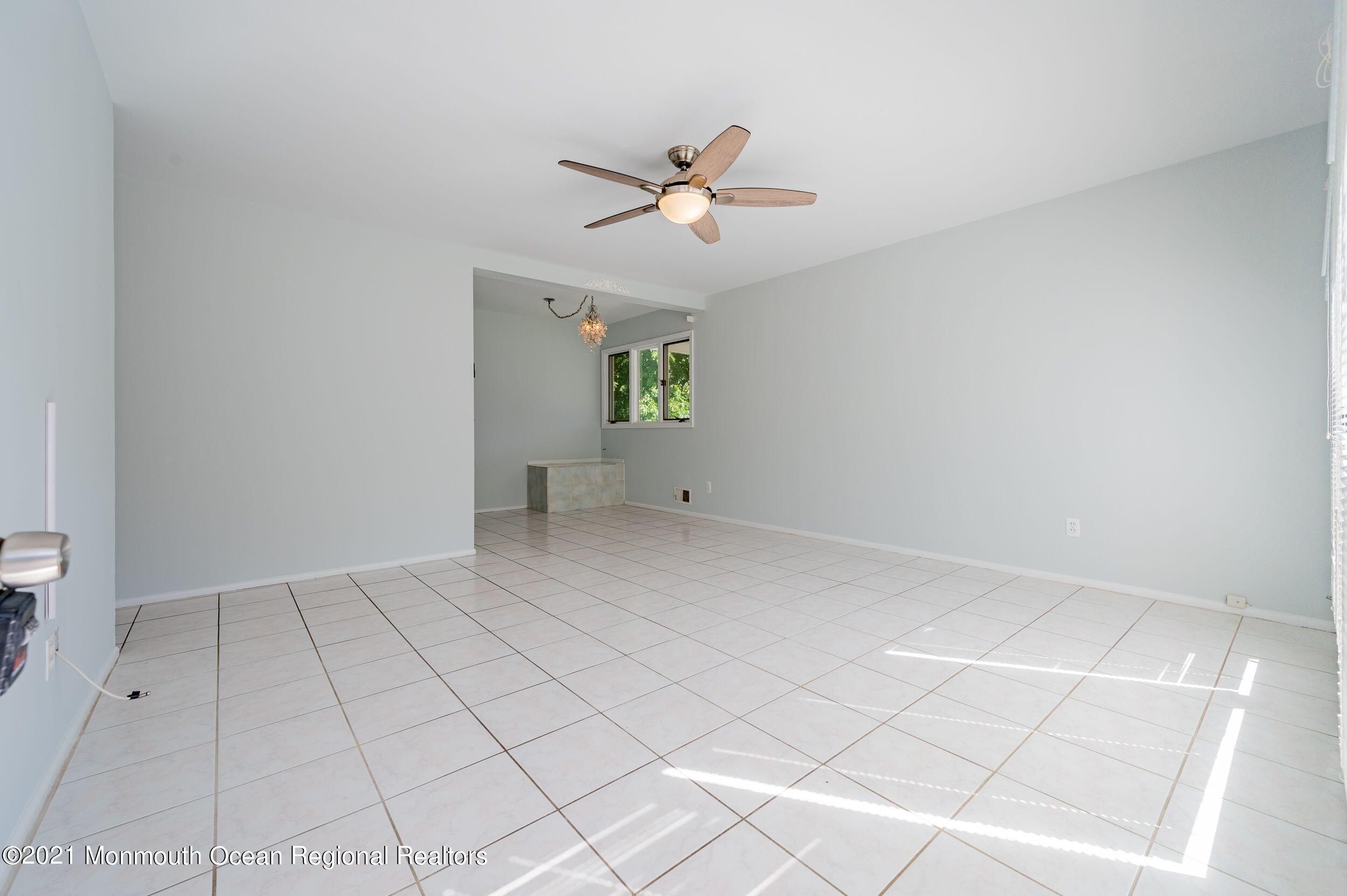 339 Middle Road Hazlet, NJ 07730 - Photo 7 of 42 eDu-k5IQ