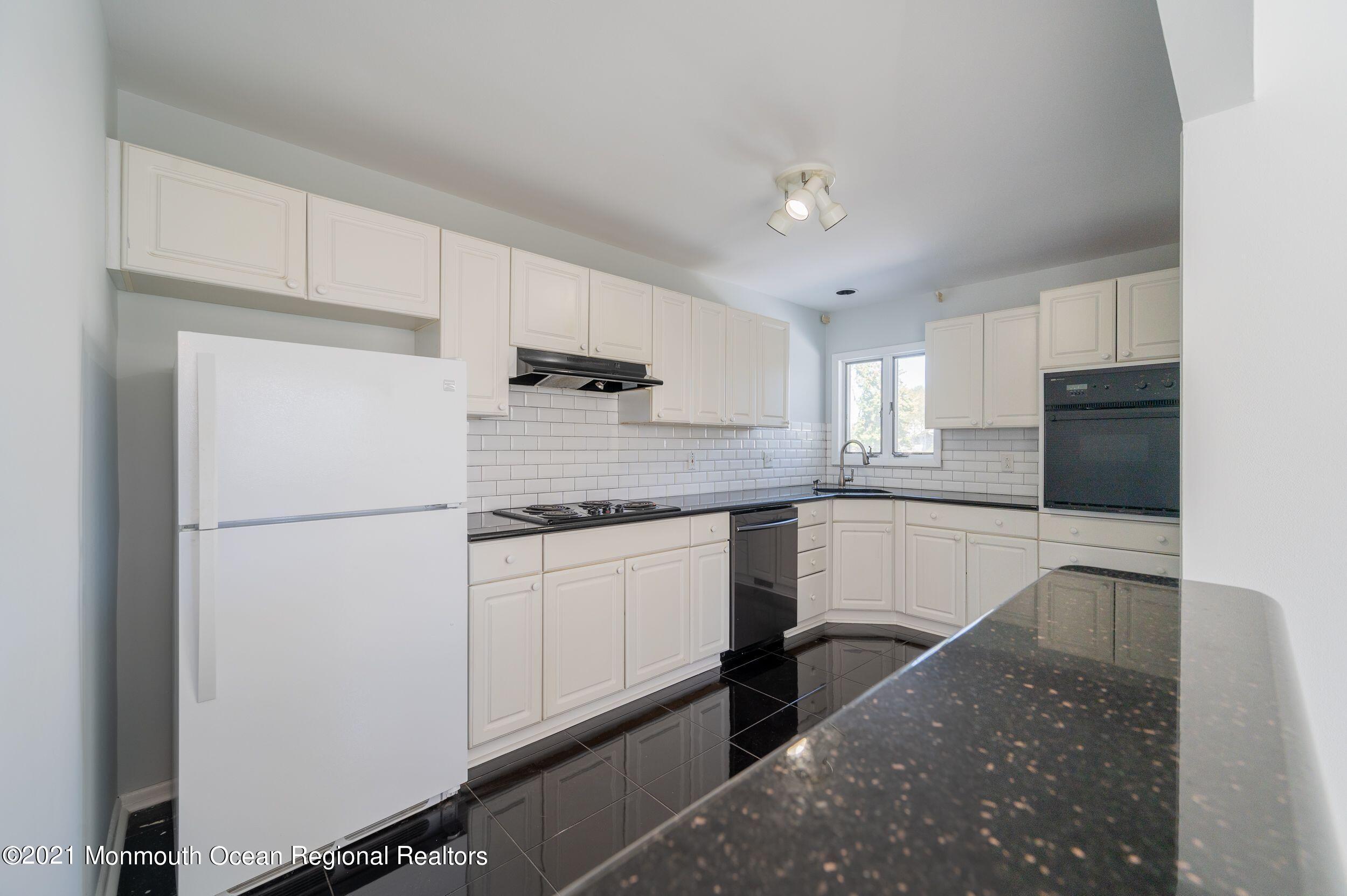 339 Middle Road Hazlet, NJ 07730 - Photo 9 of 42 -7HR2cSQ