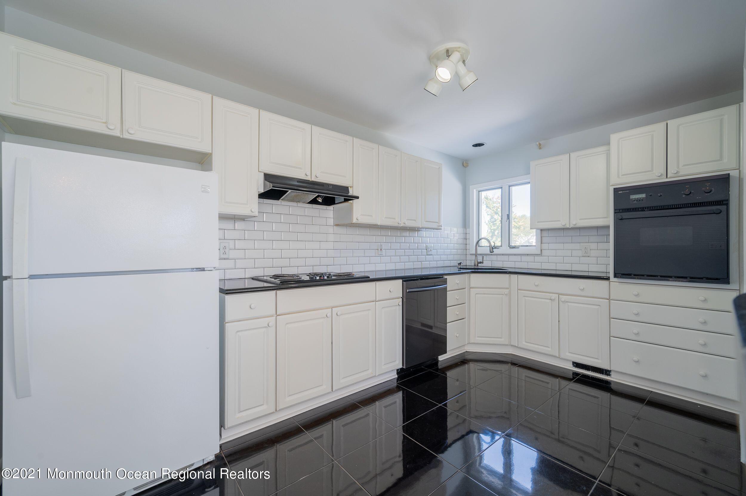 339 Middle Road Hazlet, NJ 07730 - Photo 10 of 42 hQ5RDvkQ