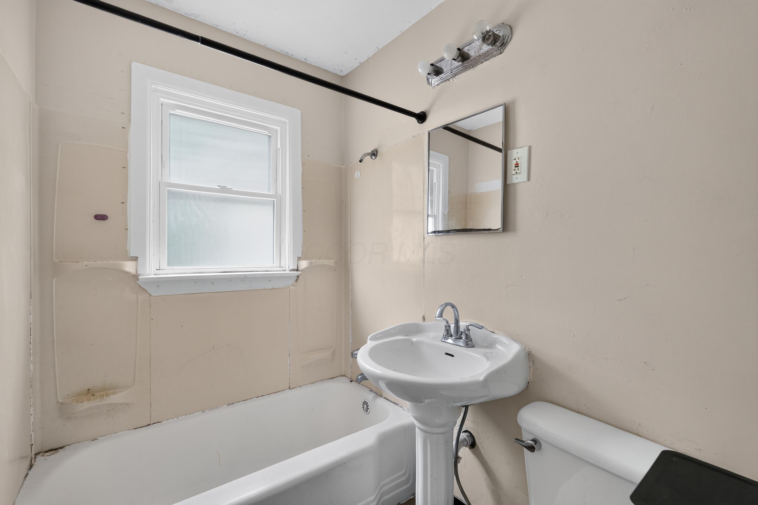 584 South Ashburton Road Columbus, OH 43213 - Photo 15 of 22 15_584_S_Ashburton_Rd-Bathroom-8171