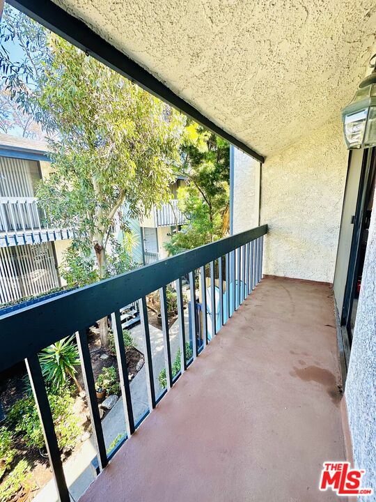 29239 Heathercliff Road, Unit 3 Malibu, CA 90265 - Photo 4 of 30