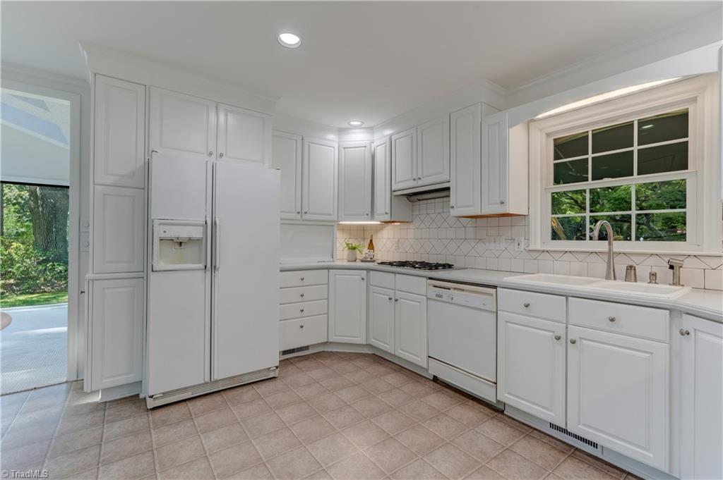 3003 Round Hill Road Greensboro, NC 27408 - Photo 11 of 36 Gallery Image 11