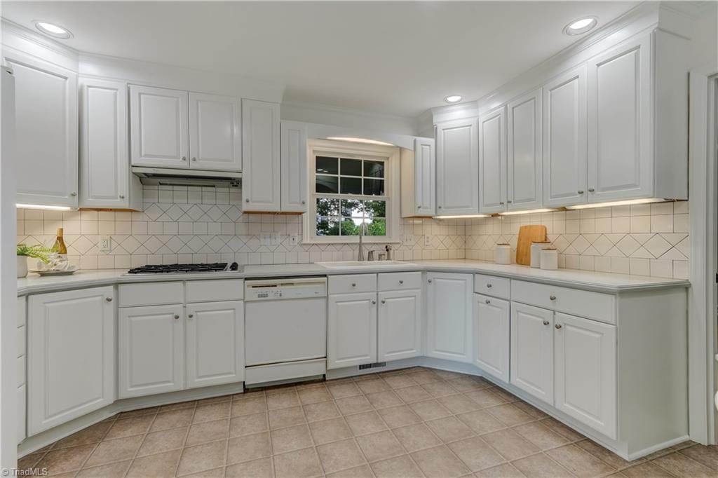3003 Round Hill Road Greensboro, NC 27408 - Photo 7 of 36 Gallery Image 7