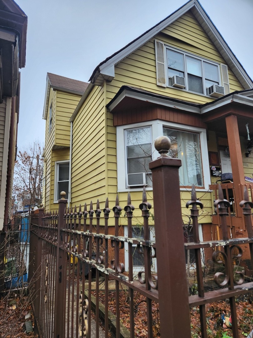 3334 North Harding Avenue Chicago, IL 60618 - Photo 20 of 25 a front view of a house