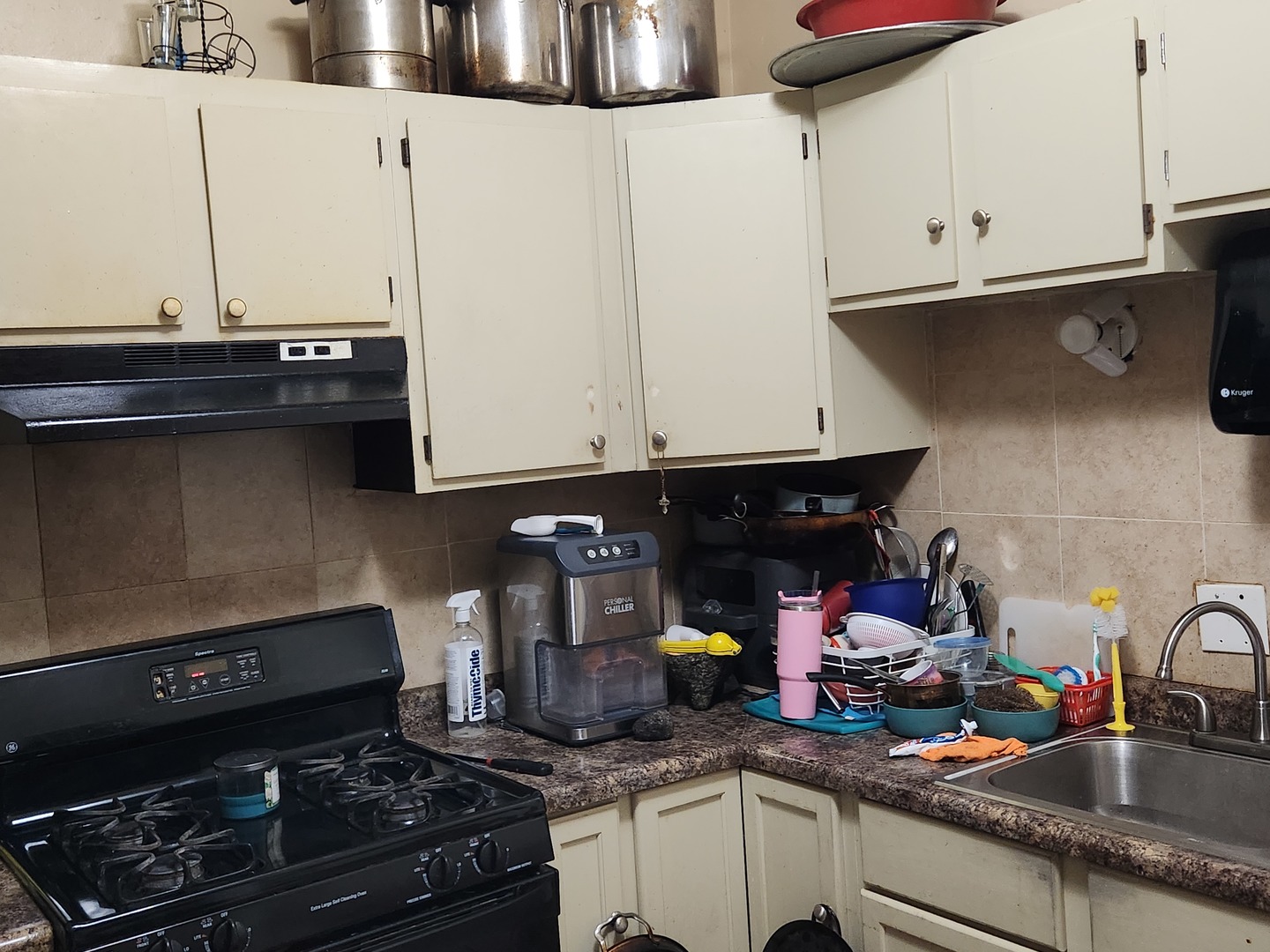 3334 North Harding Avenue Chicago, IL 60618 - Photo 5 of 25 a kitchen with a sink and cabinets