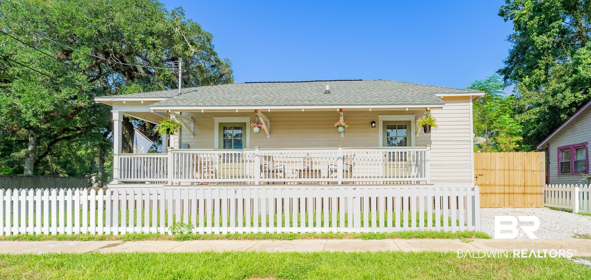 950 Texas Street Mobile, AL 36604 - Photo 3 of 17 View of front facade featuring a porch