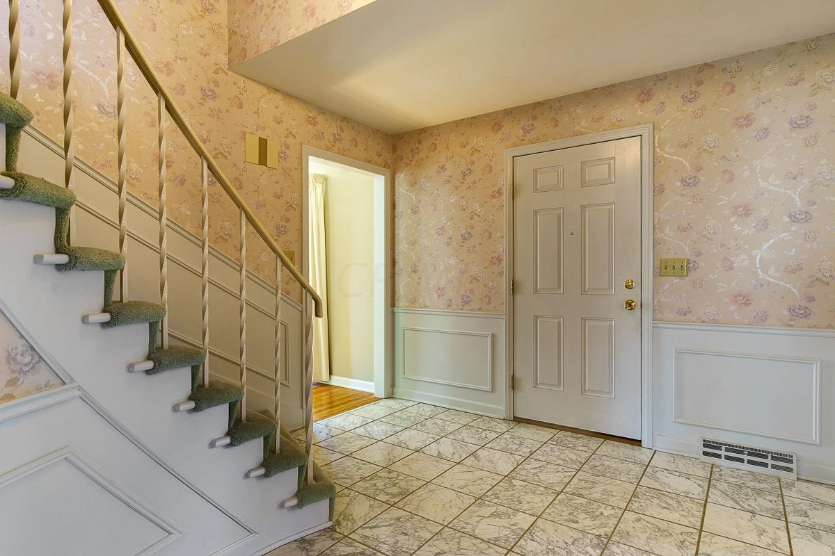 2424 Buckley Road Columbus, OH 43220 - Photo 4 of 33