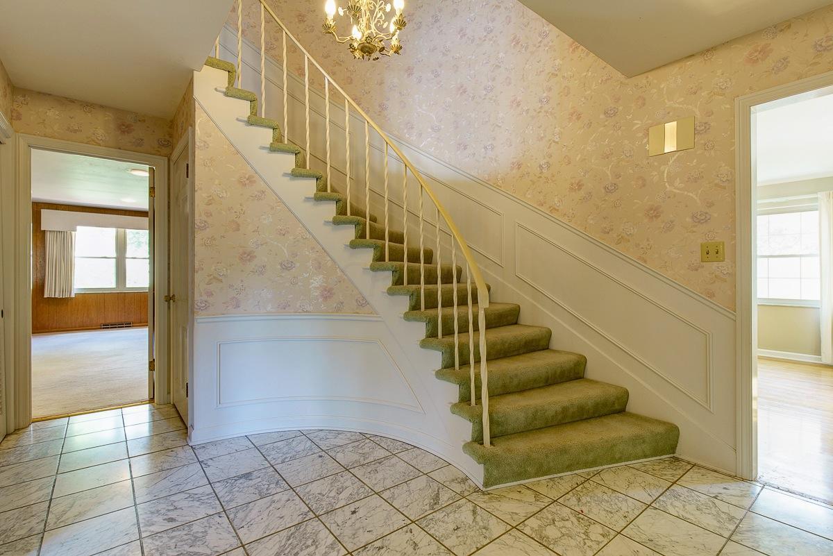 2424 Buckley Road Columbus, OH 43220 - Photo 5 of 33