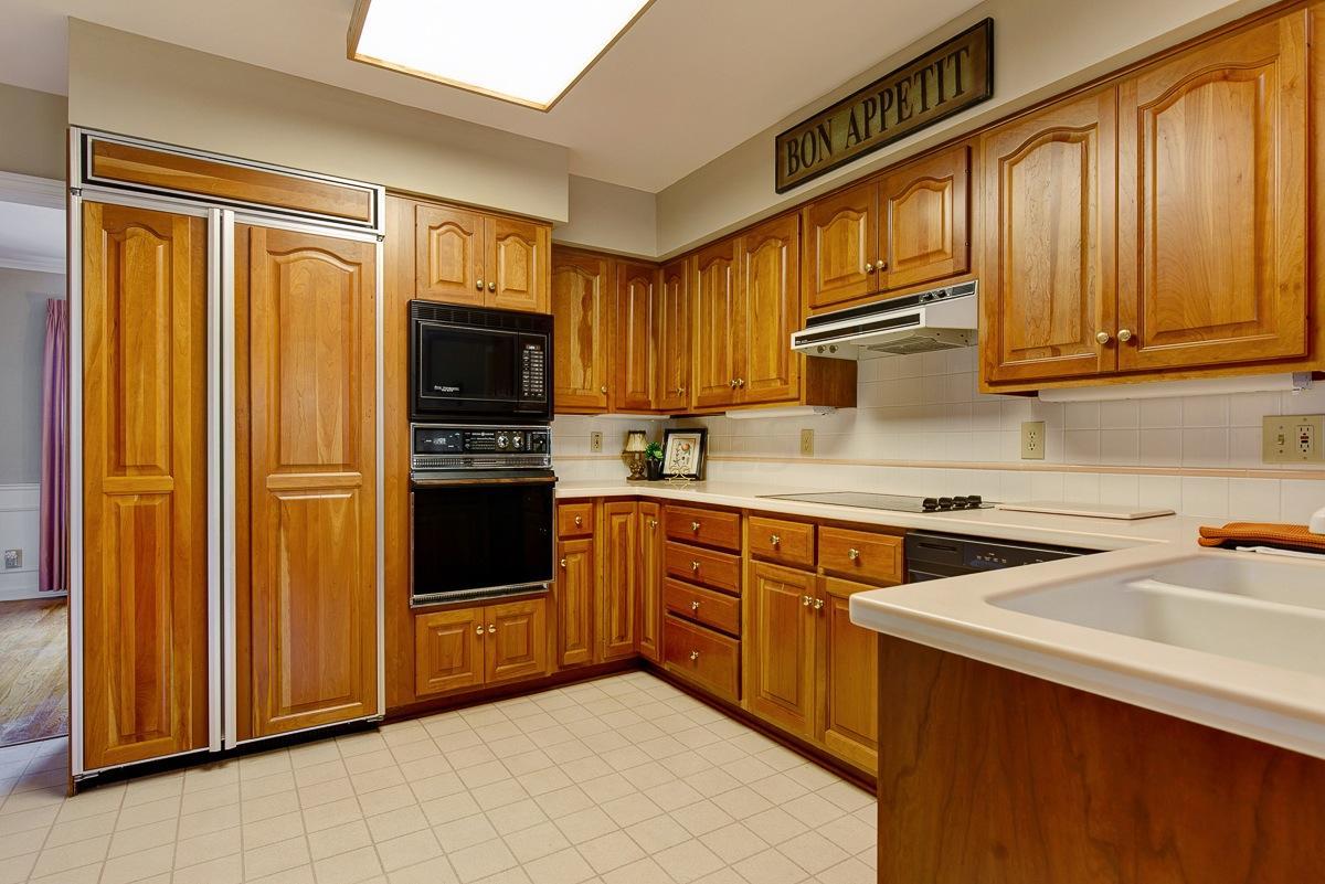 2424 Buckley Road Columbus, OH 43220 - Photo 6 of 33