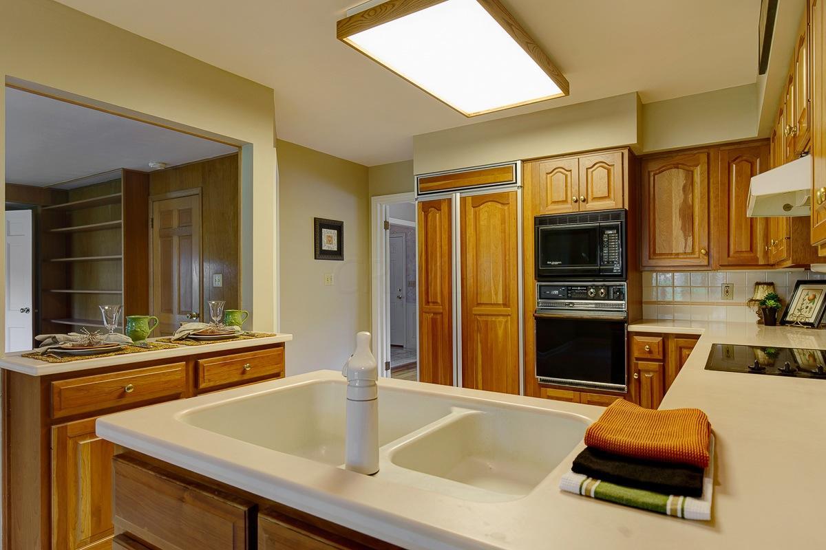 2424 Buckley Road Columbus, OH 43220 - Photo 8 of 33