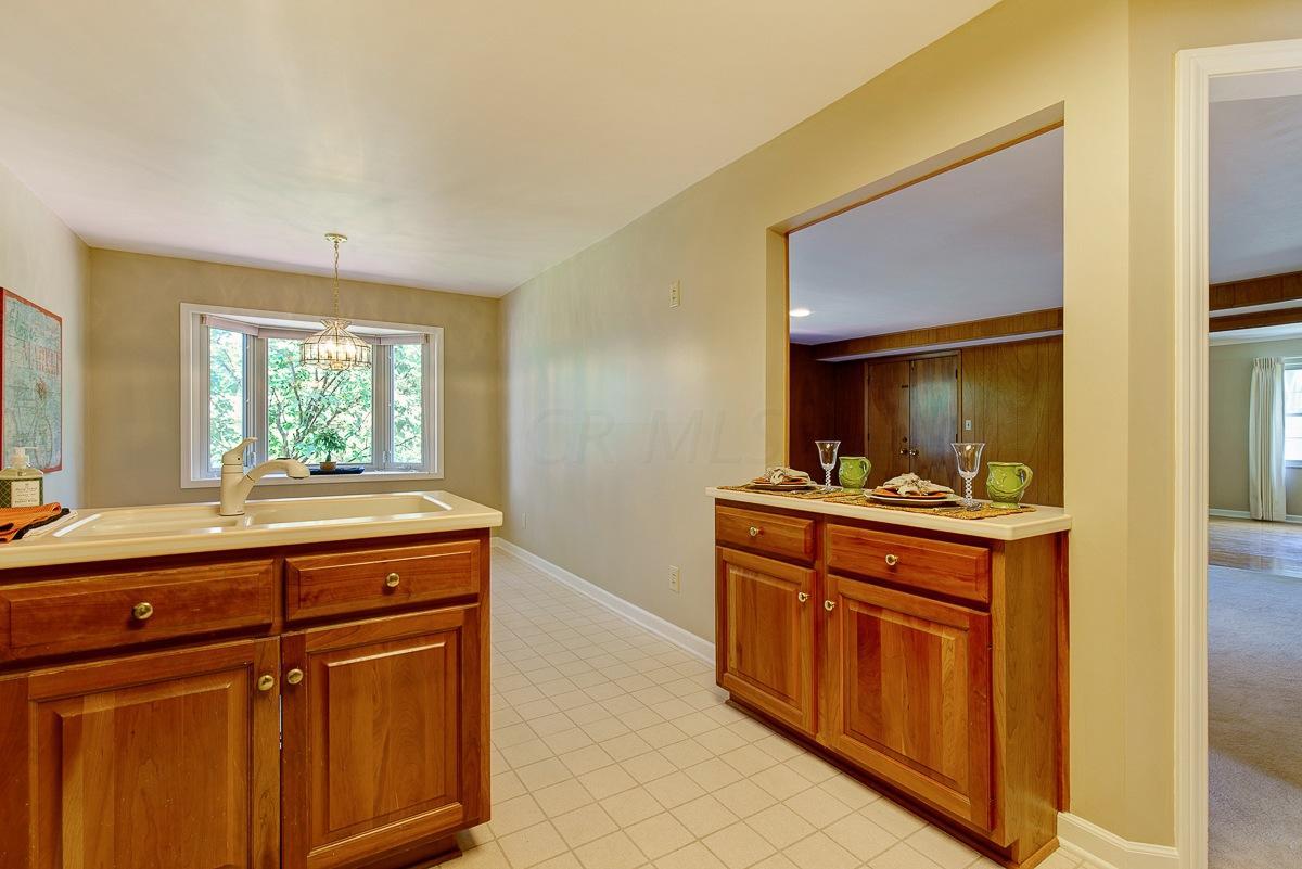 2424 Buckley Road Columbus, OH 43220 - Photo 9 of 33