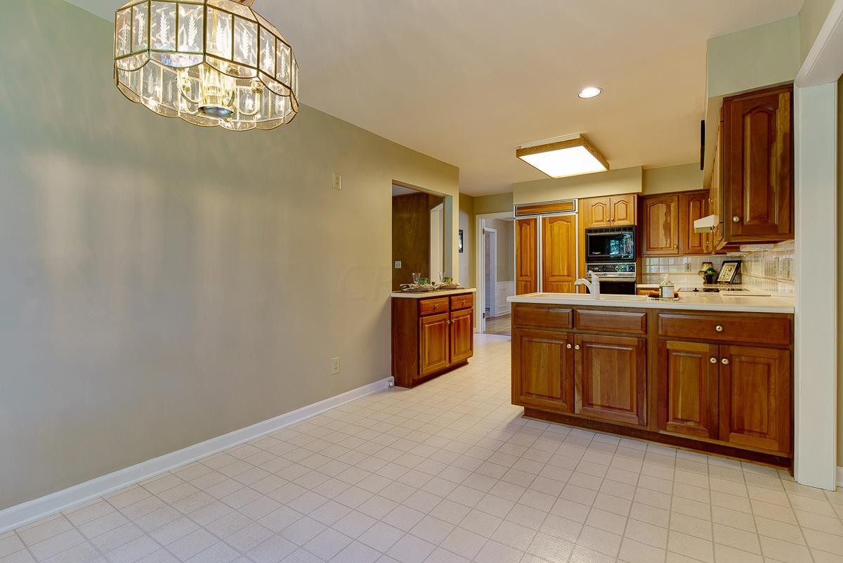 2424 Buckley Road Columbus, OH 43220 - Photo 10 of 33