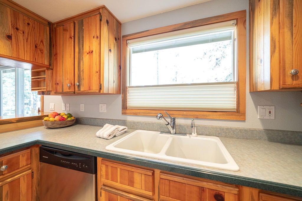 54879 Jack Pine Road Bend, OR 97707 - Photo 9 of 44 PhotoMyListingCom-18