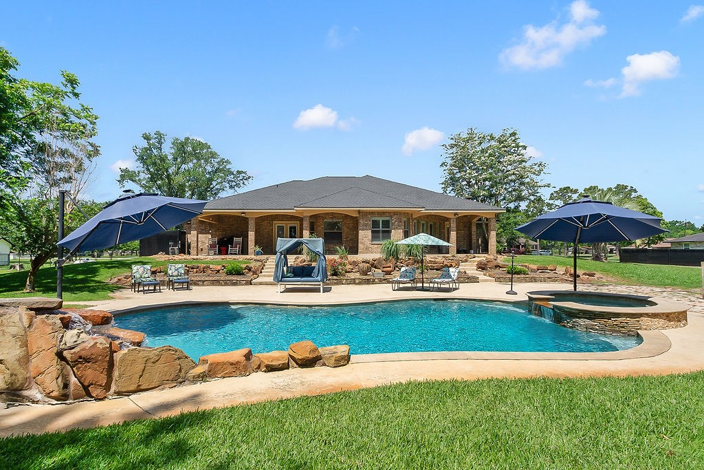 318 Sunrise Boulevard Angleton, TX 77515 - Photo 2 of 39