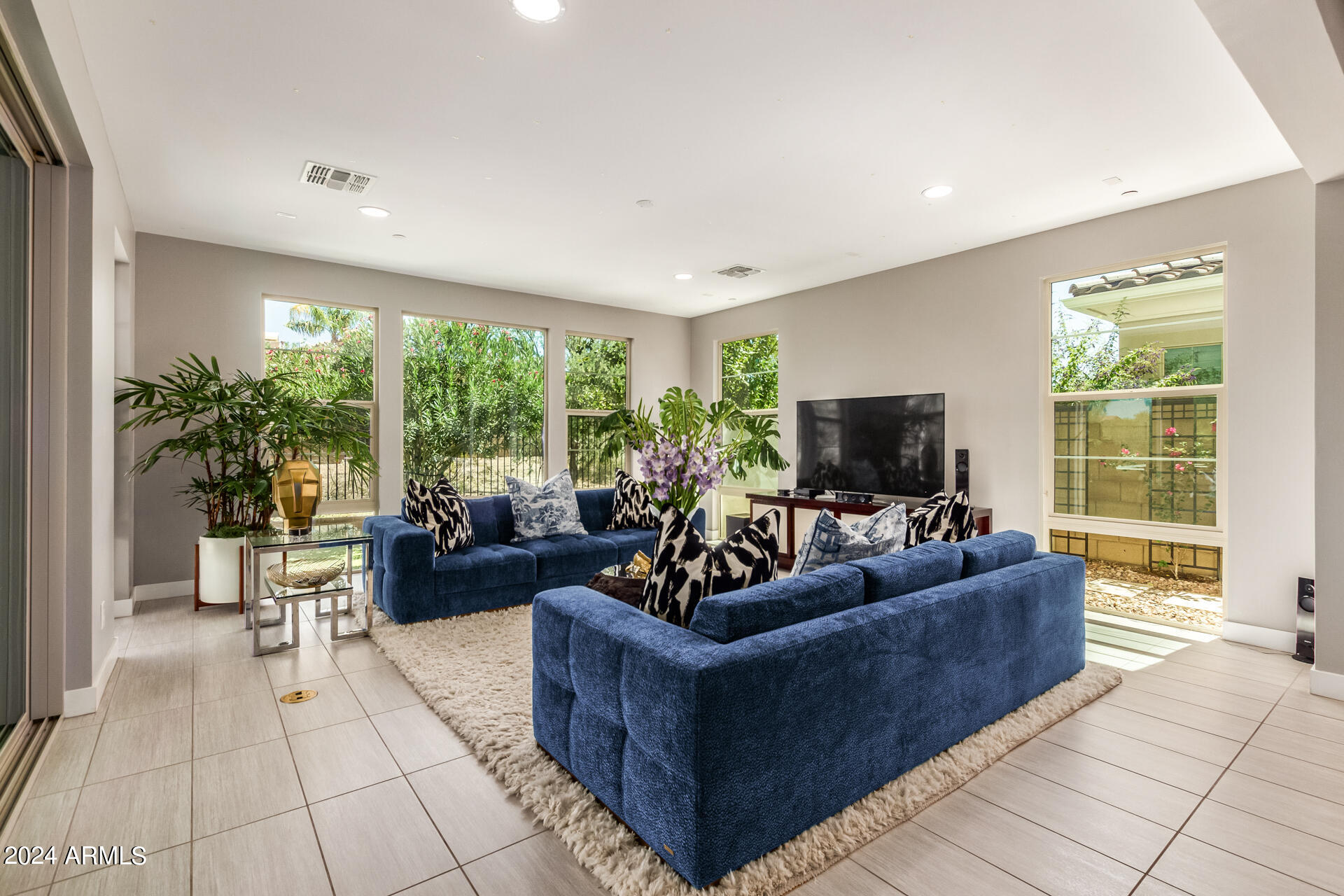 12146 West Peak View Road Peoria, AZ 85383 - Photo 11 of 71 11 - Peak View