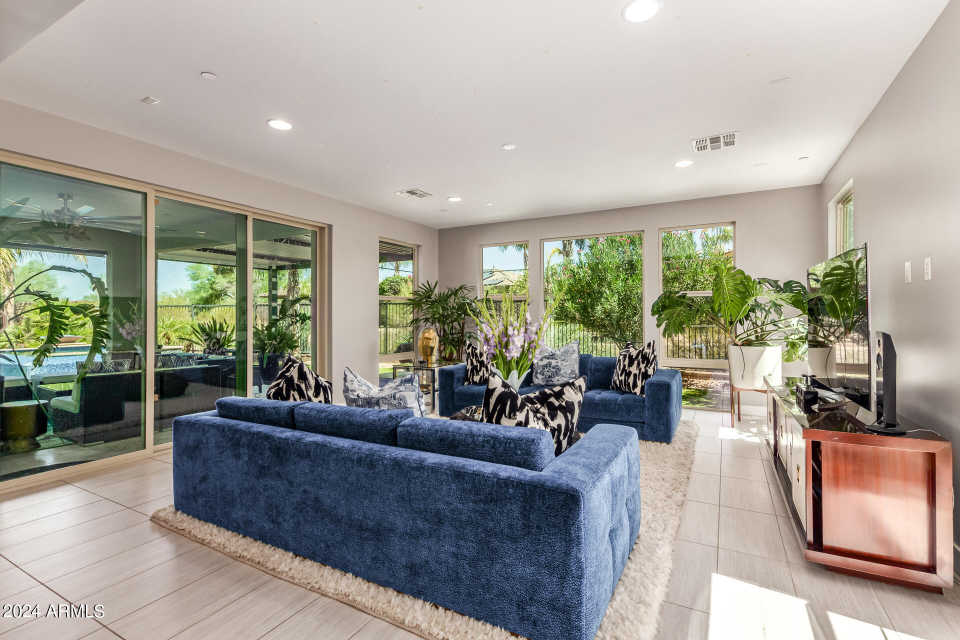 12146 West Peak View Road Peoria, AZ 85383 - Photo 12 of 71 12 - Peak View